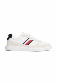 Sneaker bianco con dettagli in suede, caratterizzato da strisce blu e rosse, punta tonda, lacci piatti e una suola bianca spessa.