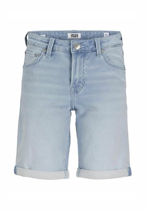 Enfant portant un t-shirt blanc "Originals", un short en denim bleu clair avec les revers retroussés, des chaussettes blanches montantes et des baskets blanches avec des accents noirs.