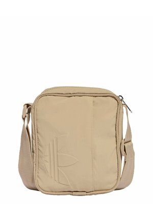 Beige firkantet crossbody taske med justerbar rem og præget bladlogo foran, lukket med lynlås øverst.