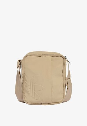 Beige firkantet crossbody taske med justerbar rem og præget bladlogo foran, lukket med lynlås øverst.