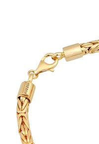 Bracciale a catena placcato oro con design intrecciato, dotato di chiusura a moschettone e lucchetto cilindrico con incisione "Kuzzo". Texture liscia.