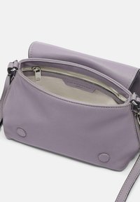 Borsa a tracolla in pelle viola con una tasca con zip e fodera interna. Presenta una cintura piatta, una texture liscia e due dettagli in metallo rotondi.