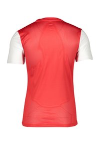 Maglia atletica a manica corta rossa e bianca; realizzata in materiale a rete traspirante, con un corpo rosso uniforme e maniche bianche a contrasto.
