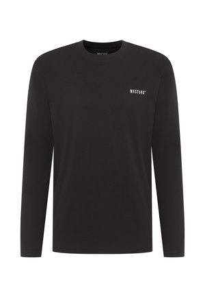Černé tričko s dlouhým rukávem a kulatým výstřihem, s malým bílým logem "MUSTANG" na levé straně hrudníku, zobrazené na bílém pozadí.
