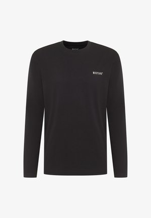 Černé tričko s dlouhým rukávem a kulatým výstřihem, s malým bílým logem "MUSTANG" na levé straně hrudníku, zobrazené na bílém pozadí.