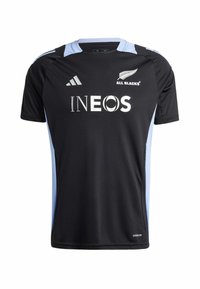 Černé sportovní triko s jasně modrými akcenty, obsahující logo "ALL BLACKS" a branding "INEOS". Vyrobeno z prodyšného materiálu, obsahuje štítek "AEROREADY".