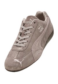 Scarpa da ginnastica in suede grigio con parte superiore testurizzata, chiusura con lacci e dettagli di marchio bianchi a contrasto. Punta arrotondata e suola in gomma.
