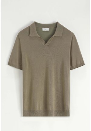 Polo à manches courtes en olive mute, fabriqué en tissu tricoté texturé, avec un col en V et un ourlet côtelé pour plus de structure.