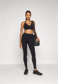 ICANIWILL DEFINE SEAMLESS V SHAPE BRA - Sports-BH-er med medium støtte - black