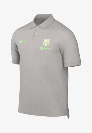 Maglietta polo grigia in cotone, con colletto, maniche corte e logo ricamato del Barcellona, baffo Nike e branding Spotify in verde.