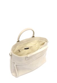 Kremowa skórzana torba na ramię z płaskim dnem, dwoma uchwytami, zewnętrzną kieszonką na zamek oraz beżową podszewką z materiału i kieszonką na zamek.