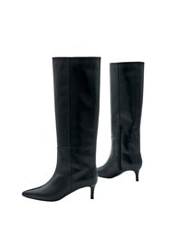 Schwarze knielange Stiefel aus glattem Leder, mit spitzem Schuh und seitlichem Reißverschluss, ausgestattet mit einem dünnen Absatz für zusätzliche Eleganz.