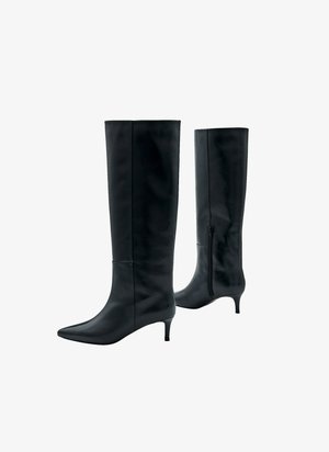 Zwarte laarzen tot de knie van glad leer, met een puntige neus en een zijrits, en een dunne hak voor extra elegantie.