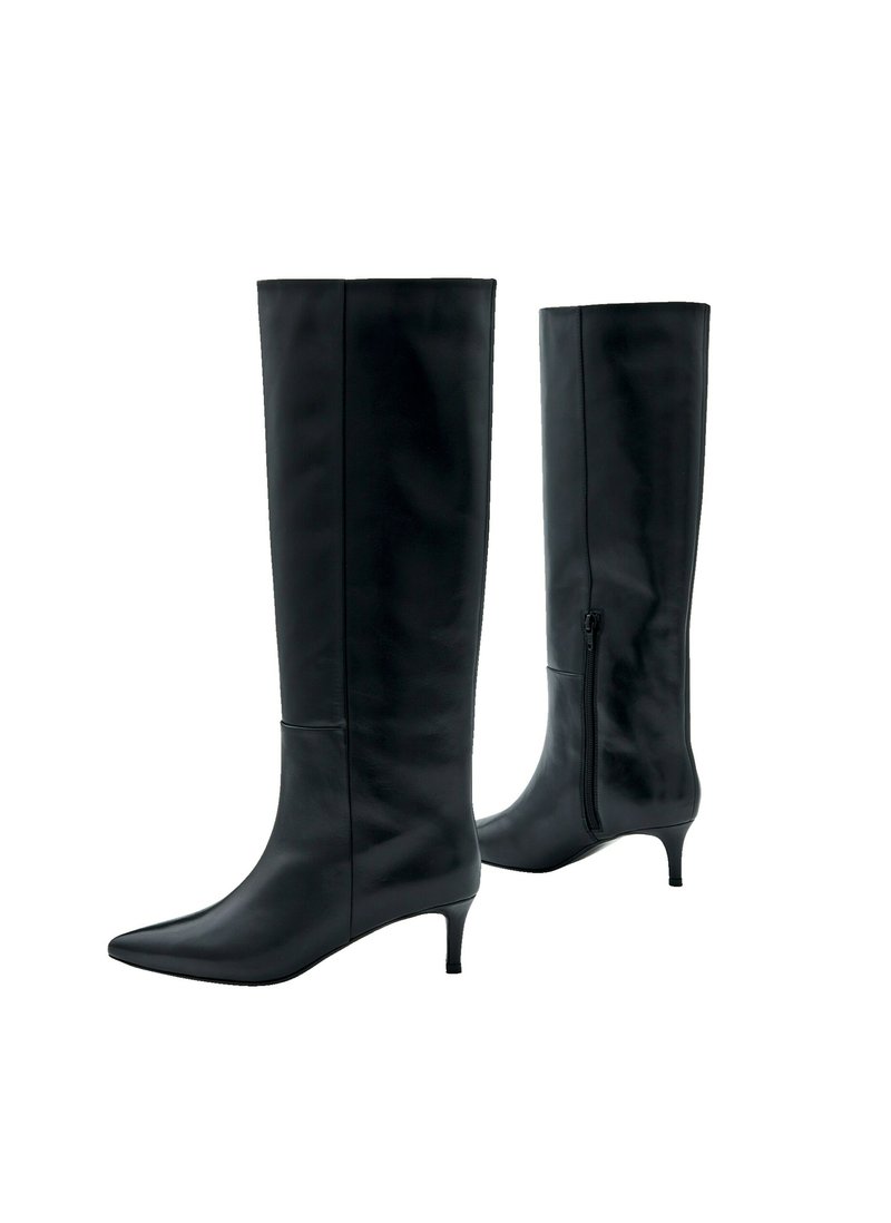 Schwarze knielange Stiefel aus glattem Leder, mit spitzem Schuh und seitlichem Reißverschluss, ausgestattet mit einem dünnen Absatz für zusätzliche Eleganz.