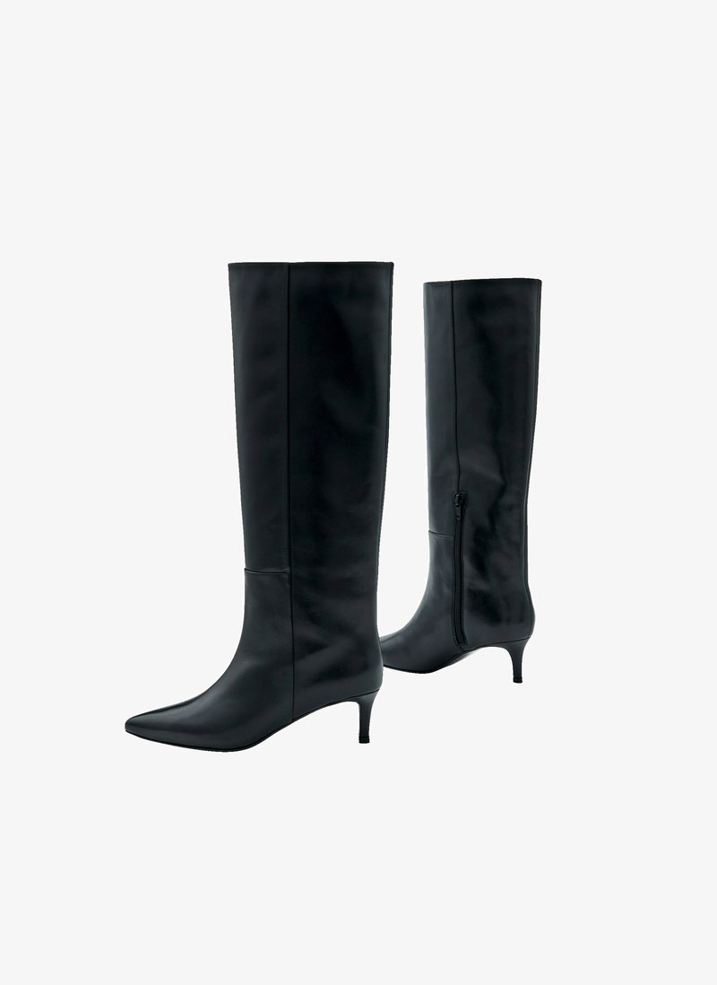 Schwarze knielange Stiefel aus glattem Leder, mit spitzem Schuh und seitlichem Reißverschluss, ausgestattet mit einem dünnen Absatz für zusätzliche Eleganz.