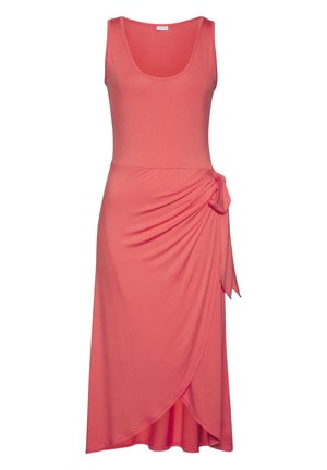 Robe midi corail rose sans manches avec un décolleté en U et un nœud sur le côté créant de doux plis drapés sur la hanche droite.