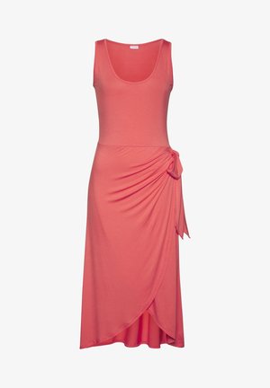 Ärmelloses, korallrosa Midi-Kleid mit Rundhalsausschnitt und seitlicher Knotendetailierung, die weiche drapierte Falten an der rechten Hüfte entstehen lässt.