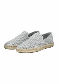 Bílé slip-on boty s prodyšným síťovinovým svrškem, texturovaným designem a pletenou juty podešví pro větší odolnost.