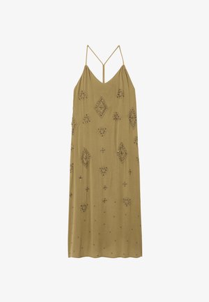 Robe maxi sans manches vert olive avec fines bretelles et motifs géométriques perlés dispersés sur le tissu.