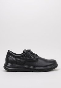 Zapato negro de cuero con cordones que presenta una superficie texturizada, punta redondeada, suela resistente y un sutil detalle del logo en el costado.