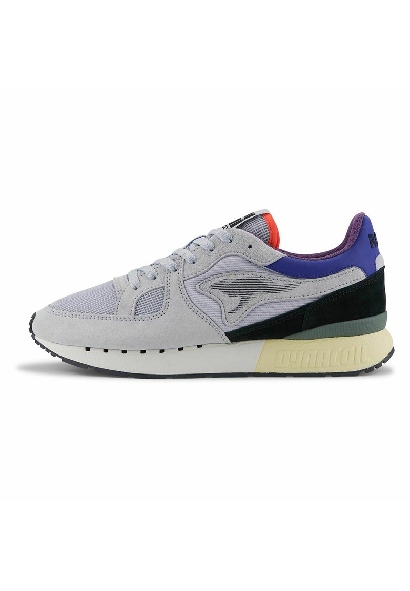 Sneaker grigio chiaro con tomaia in mesh e suede, suola in gomma nera, accenti viola e arancioni, design con lacci e branding "DYNACOIL" sul tallone.