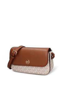 Borsa a tracolla in pelle marrone con motivo monogram beige. Presenta una chiusura a patta e dettagli in metallo dorato. Forma rettangolare, tracolla regolabile.