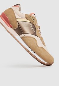 Baskets marron clair et roses en suède et matières synthétiques, avec un accent bronze métallique, bout rond et semelle blanche texturée.