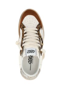 Sneaker in pelle bianca con dettagli in camoscio marrone e una striscia in stampa leopardata. Lacci tondi, suola glitterata e dettagli forati.