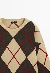 Pull beige et marron foncé avec un motif argyle en diamants, présentant des accents rouges et marron clair et un col rond.