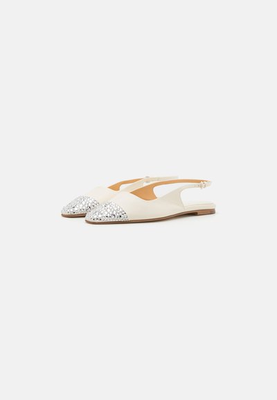 Scarpe slingback in pelle beige con punta rotonda, caratterizzate da una copertura con gemme argentate scintillanti e un cinturino sulla caviglia texturizzato.