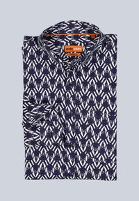 Navy-shirt mit geometrischem weißen Muster, Button-Down-Kragen, einer Brusttasche und normaler Passform. Markenetikett sichtbar.