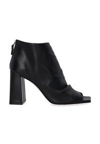 Schwarze Leder-Ankle Boots mit offener Zehe, einem drapierten Design, einem hohen Blockabsatz und einem Reißverschluss auf der Rückseite für ein einfaches An- und Ausziehen. Glatte Textur und modernes Design.