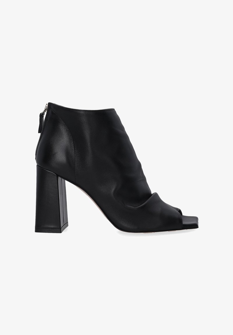 Černé kožené otevřené kotníkové boty s drapovaným designem, vysokým blokovým podpatkem a zadním zipem pro snadné obutí. Hladká textura a moderní tvar.
