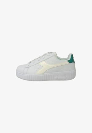 Sneaker bianco con una tomaia in materiale sintetico liscio, caratterizzato da una striscia laterale testurizzata di colore bianco sporco, un accento verde acqua nel tallone e una suola bianca rigata.