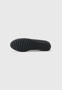Semelle de chaussure en caoutchouc noir avec texture striée, dotée d'un bord lisse et d'un talon arrondi pour une meilleure adhérence et stabilité. Design plat avec un minimum de détails.