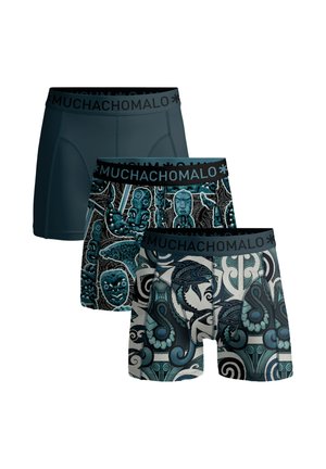 Drei Herren-Boxershorts mit "Muchachomalo" gebrandeten Taillenbändern; eine einfarbig dunkelblau, zwei mit blauen und schwarzen Tribal-Mustern.
