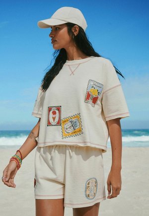 Next, REGULAR FIT - SUMMER BADGE GRAPHIC BOXY CREW NECK T-SHIRT . - Print T-shirt - ecru
