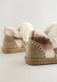 Papuci pufoși cu un model herringbone, în nuanțe de roz și brown. Captuseală groasă și moale și tălpi solide. Brandul vizibil pe lateral.
