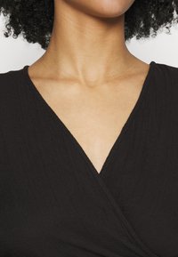 Pieces Petite PCSTINA WRAP CROP TOP  - Μπλούζα - black