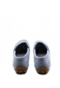 Scarpe slip-on in suede blu chiaro con punta rotonda, rivestimento nero e suole in gomma color tan caratterizzate da un motivo di grip testurizzato.