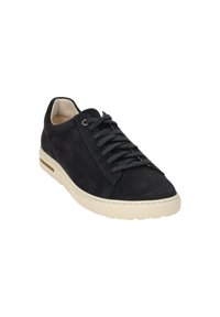 Zapatillas de ante azul oscuro con una superficie texturizada, suela beige y puntera redonda. Presenta un diseño minimalista y cordones en la parte delantera.