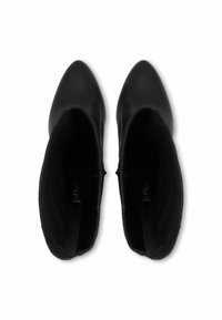 Juodos kulkšnies batai su smailiu nosiu, su lygiu odiniu paviršiumi ir minkšta, tekstūruota vidine pamušalu. Viduje matoma auksinė logotipas.