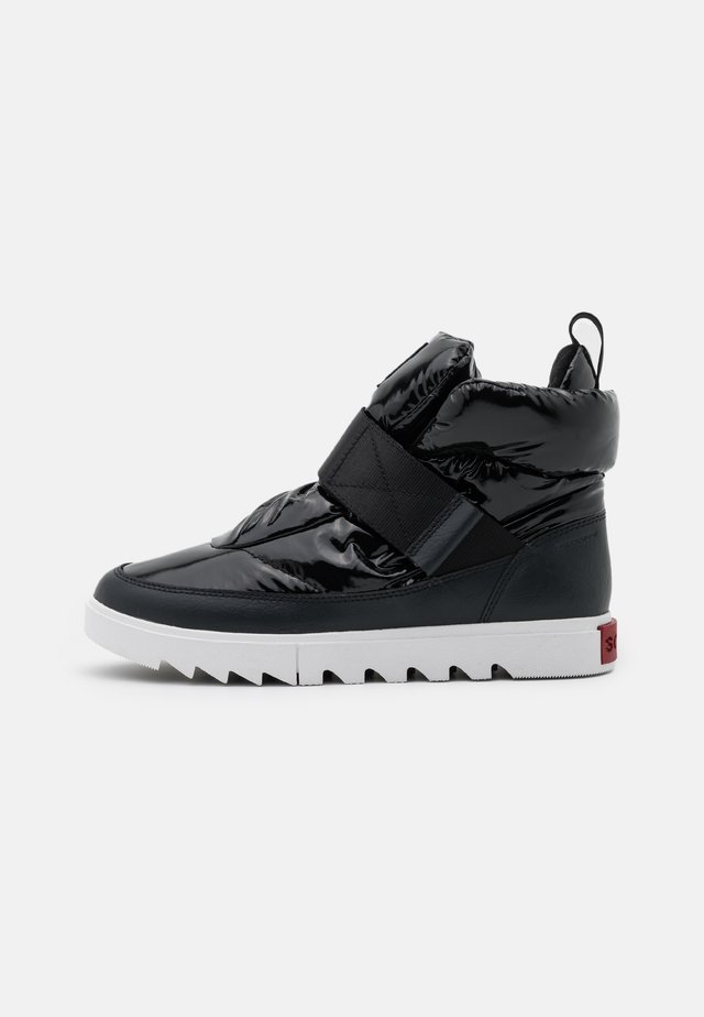 JOAN OF ARTCTIC NEXT LITE STRAP PUFFY - Botas para la nieve - black