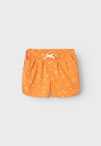 Orangene Shorts aus weichem Stoff, mit weißen Blumenmustern und einem Kordelzug mit Schleife. Faltendesign für zusätzliche Textur.