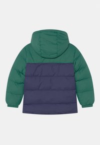 Zelená a tmavě modrá péřová bunda s kapucí, zdobená prošíváním, s elastickými manžetami a hladkým lesklým povrchem.