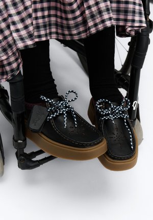 Clarks TORVIEW - Ежедневни обувки с връзки - black