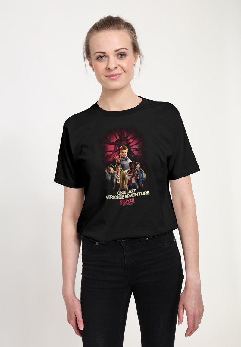 Czarna bawełniana koszulka z kolorowym nadrukiem postaci z "Stranger Things" oraz napisem "One Last Strange Adventure".