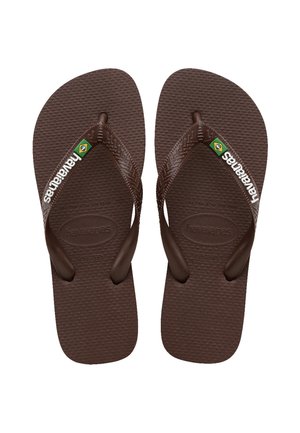 Flip-flop-uri maro din cauciuc, cu o talpă texturată, bretele modelate și un logo alb accentuat de o mică flagă braziliană verde și galbenă.