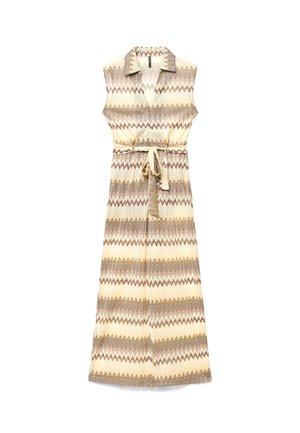 Abito lungo smanicato con scollo a collo, motivo a zigzag in tonalità beige, marrone e crema, e cintura in tessuto abbinato annodata in vita.