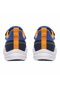 Sneaker blu e navy con una tomaia in mesh testurizzato, accenti arancioni, una linguetta sul tallone e suole bianche con un leggero arco e imbottitura.
